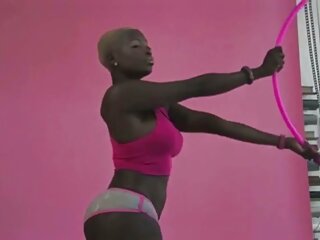 جنسی مشین pushes Endza کی اندام نہانی کے سوراخ میں ایک عجیب لطف پاکستان سکس ویڈیو کلپ